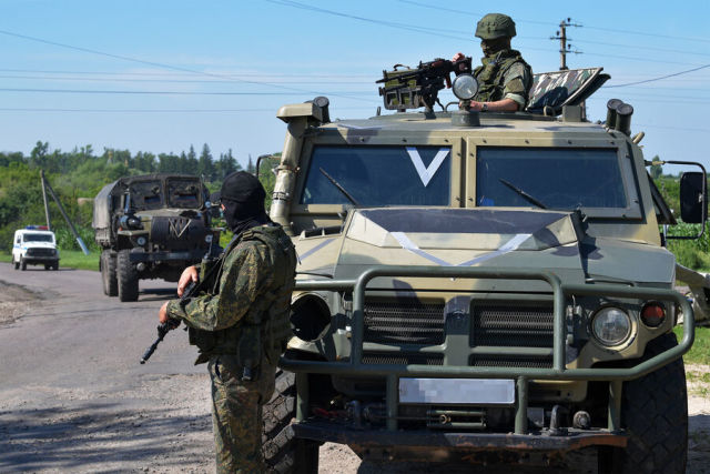 Российские военнослужащие на блокпосту на въезде в населенный пункт в Харьковской области, июнь 2022 года