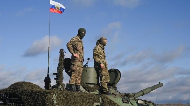 Российские военнослужащие на танке Т-90М "Прорыв" в зоне проведения спецоперации