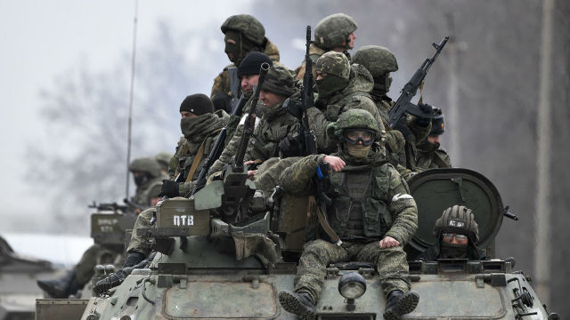 Российские военнослужащие в колонне военной техники
