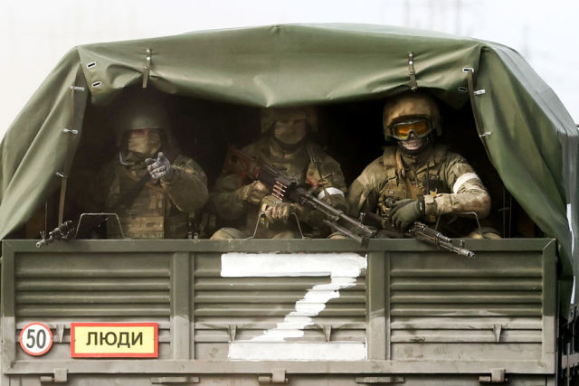 Российские военнослужащие в районе пропускного пункта Перекоп российско-украинской границы, Крым, 24 февраля 2022 года