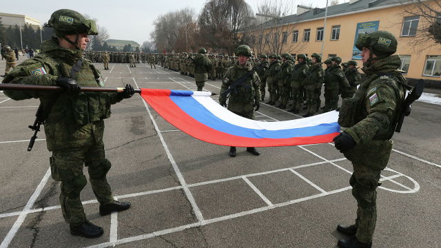 Российские военнослужащие во время церемонии, посвященной выводу миротворческих сил ОДКБ из Казахстана