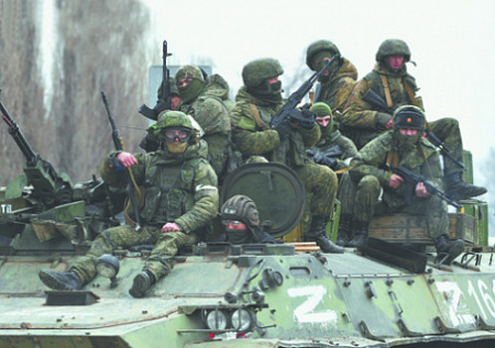 Российские военнослужащие возле границы с Украиной в Армянске. Фото РИА Новости