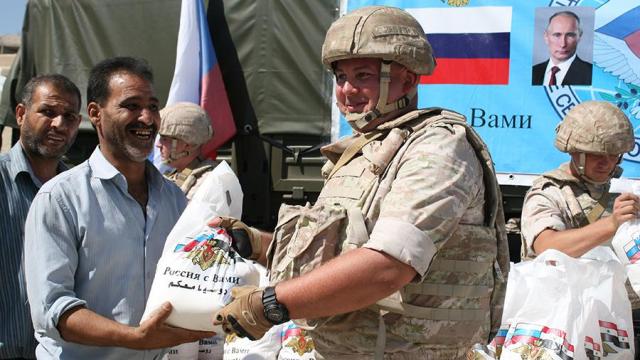 Российские военные раздают продовольственные наборы в Сирии