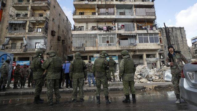 Российские военные возле разрушенного в результате землетрясения жилого дома в Алеппо, Сирия