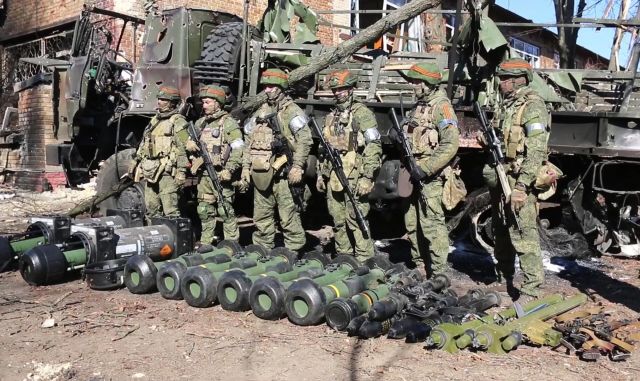Российские десантники демонстрируют переносные противотанковые управляемые ракеты NLAW