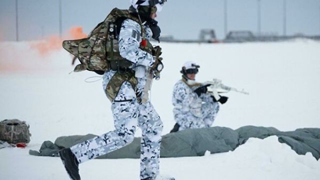 Российские десантники, впервые в истории совершившие прыжок на парашютах с высоты 10 км в условиях Арктики