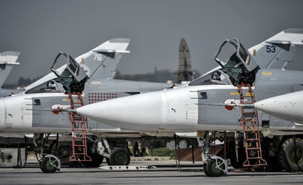 Российские фронтовые бомбардировщики Су-24 на авиабазе "Хмеймим" в сирийской провинции Латакия