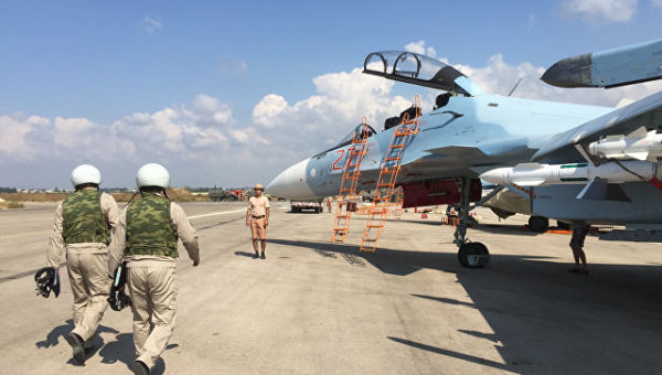 Российские летчики готовятся к посадке в истребитель Су-30 перед вылетом с аэродрома Хмеймим в Сирии. 5 октября 2015