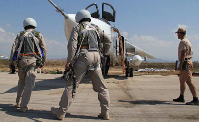 Российские летчики перед полетом у самолета Су-24 на авиабазе "Хмеймим" в Сирии