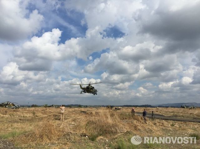 Российские ударные вертолеты МИ-24. Архивное фото