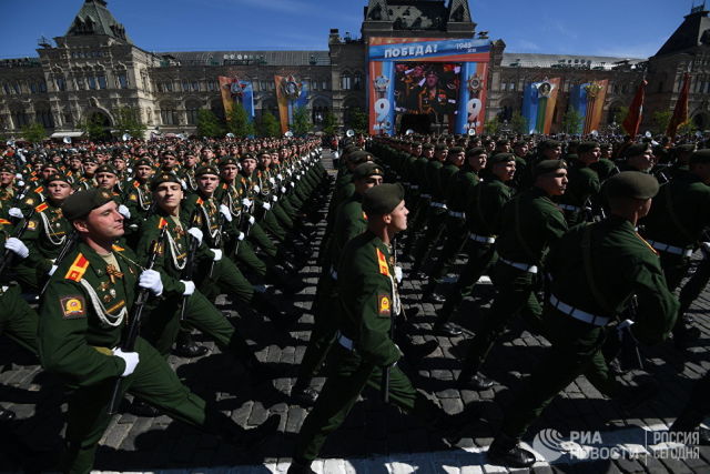 Российские военнослужащие на параде на Красной площади. Архивное фото