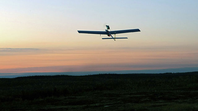 Российский беспилотный летательный аппарат во время ночного этапа военных учений "Ладога 2009" на полигоне Каменка в Ленинградской области
