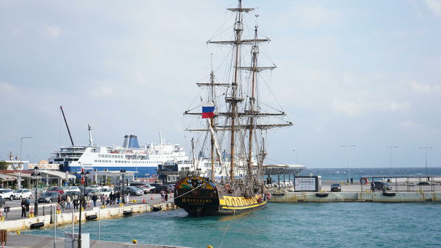 Российский фрегат "Штандарт" в порту Рафина, Греция