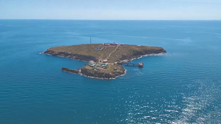 Российский Генштаб решил, что скала в Черном море не станет «Брестской крепостью». Кадр из видео с сайта www.dpsu.gov.ua