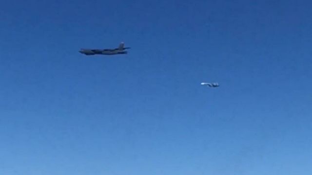 Российский истребитель Су-27 и американский стратегический бомбардировщик Boeing B-52H Stratofortress в небе над акваторией Черного моря