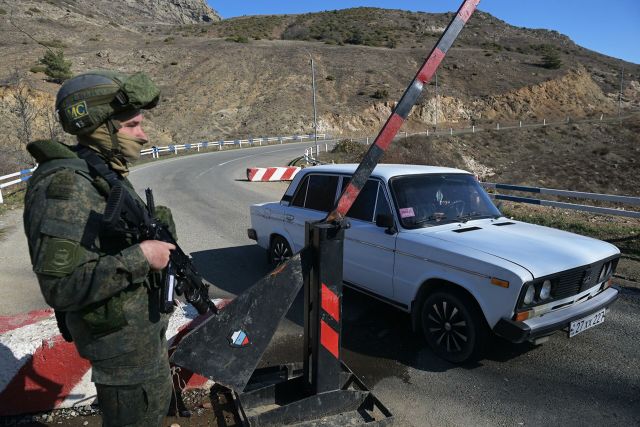 Российский миротворец на блокпосту в Лачинском коридоре в Нагорном Карабахе