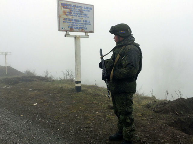 Российский миротворец на лачинской дороге в Нагорном Карабахе