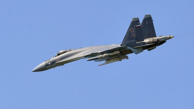 Российский многоцелевой истребитель Су-35 в Харьковской области