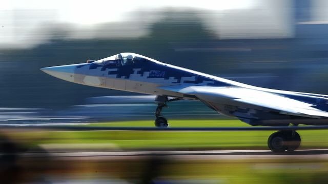 Российский многофункциональный истребитель пятого поколения Су-57 на Международном авиационно-космическом салоне МАКС-2019
