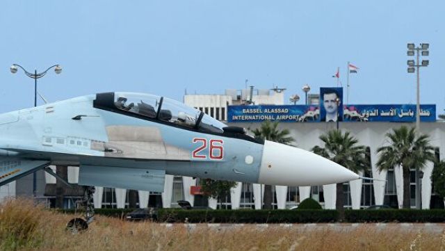 Российский самолет Су-30 на взлетно-посадочной полосе на авиабазе "Хмеймим" в Сирии