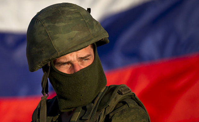Российский солдат на украинской военной базе в Перевальном, Крым, 15 марта 2014 года
