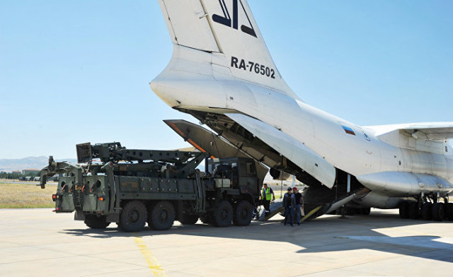 Российский транспортный самолет, перевозящий системы ПВО С-400 в военном аэропорту Муртед под Анкарой, Турция