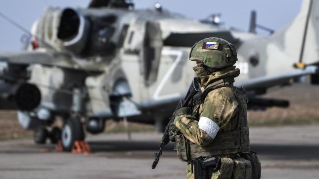Российский военнослужащий на полевом аэродроме ВКС России в зоне проведения специальной военной операции на Украине