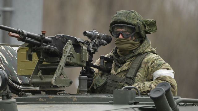 Российский военнослужащий в колонне военной техники