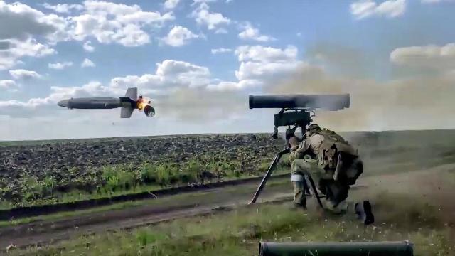 Российский военнослужащий ведет огонь из переносного противотанкового управляемого ракетного комплекса "Корнет"