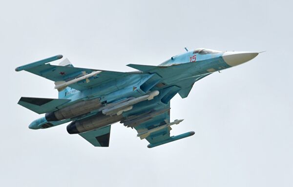 Российский многоцелевой истребитель-бомбардировщик Су-34 выполняет демонстрационный полет на Международном авиационно-космическом салоне МАКС-2019 в п