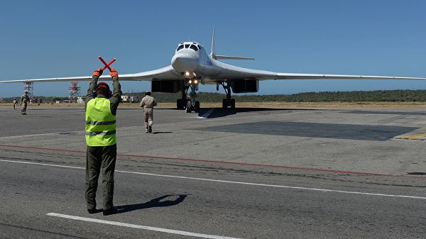 Российский стратегический бомбардировщик Ту-160 после посадки в международном аэропорту Майкетия к северу от Каракаса. 10 декабря 2018