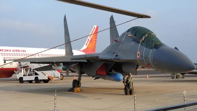Российский тяжелый истребитель поколения 4+ Су-30МКИ ВВС Индии на выставке Aero India в Бангалоре