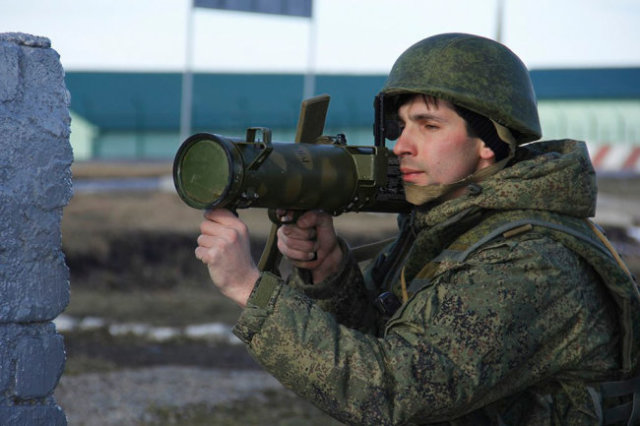 Российский военнослужащий с огнеметом "Шмель".