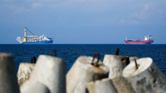 Российское краново-монтажное трубоукладочное судно (КМТУС) "Академик Черский" (слева) в акватории Калининграда