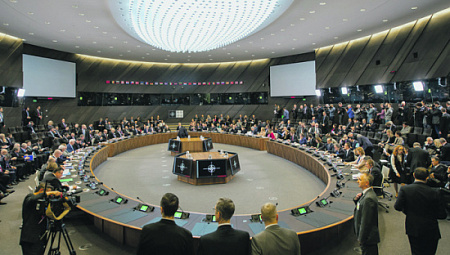 Руководству Североатлантического альянса приходится постоянно искать компромисс между не совпадающими интересами его членов. Фото с сайта www.nato.int