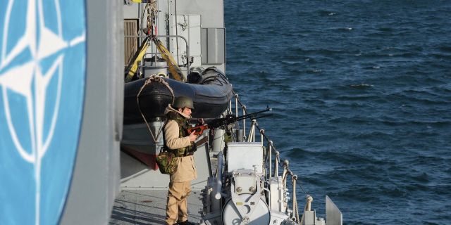 Румынский фрегат во время военных учений НАТО в Черном море