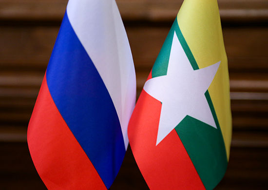 Флаги России и Мьянмы