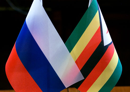 Флаги России и Зимбабве