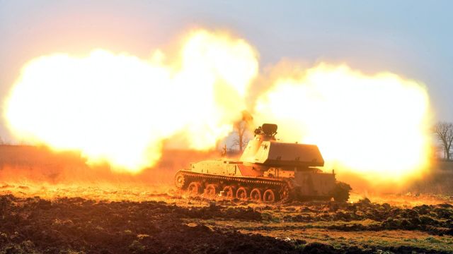 Самоходная артиллерийская установка (САУ) "Акация" ВС РФ на огневом рубеже