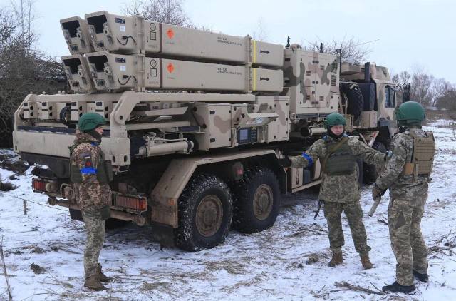 Самоходная пусковая установка первого полученного вооруженными силами Украины комплекта немецкого зенитного ракетного комплекса средней дальности IRIS-T SLM, 2023 год (c) социальные сети