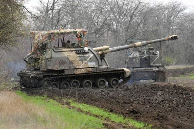 Самоходные артиллерийские установки «Мста-С» на боевой позиции в южном секторе спецоперации