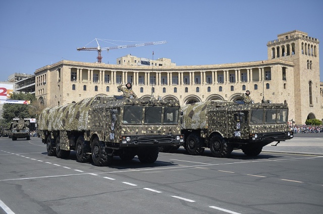Самоходные пусковые установки оперативно-тактического ракетного комплекса "Искандер-Э" вооруженных сил Армении во время военного парада в Ереване, 21.09.2016