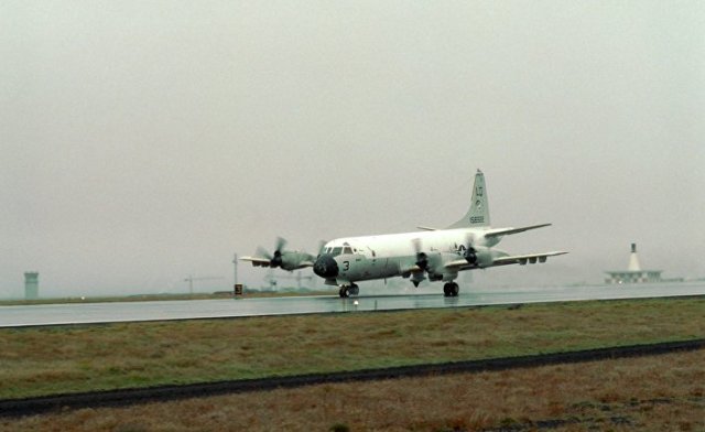 Самолет американсих ВВС P-3 Orion, способный нести ядерное вооружение, на авиабазе "Кефлавик", Исландия