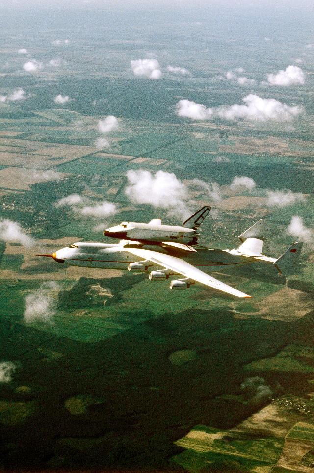 Самолет АН-225 "Мрия" с космическим кораблем "Буран" в полете
