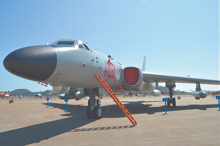Самолет H-6K с подвешенными под крылом средствами поражения типа «воздух-земля» и «воздух-корабль». Фото Владимира Карнозова