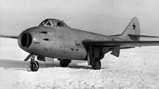 Самолет-истребитель МИГ-9