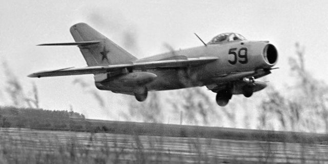 Самолет МИГ-17 взлетает с аэродрома