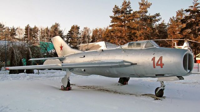 Самолет МиГ-19