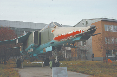 Самолет-памятник МиГ-27К на авиазаводе в Иркутске. Фото Владимира Карнозова