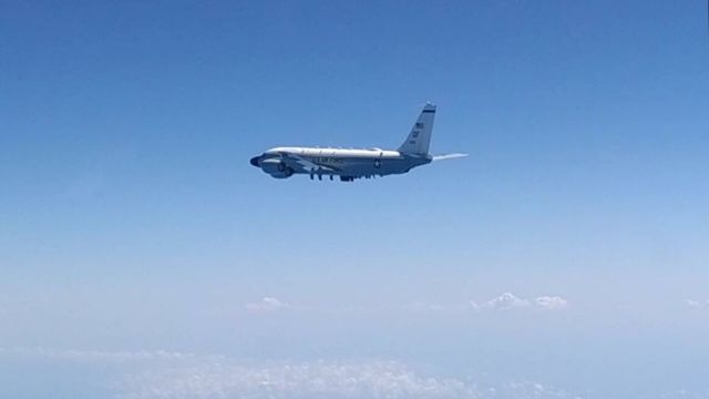 Самолет-разведчик США RC-135, перехваченный российским Су-27 над Черным морем